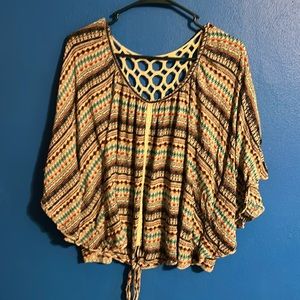 Live and let live. Crop top w tie. Size L